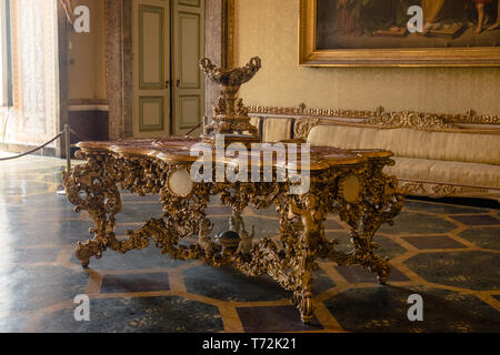 Une table se trouve dans des immenses salles de la "Reggia di Caserta', un ancien palais royal qui était la plus grande résidence royale dans le monde. Banque D'Images