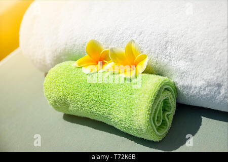 Jolies fleurs plumeria jaune sur les serviettes Banque D'Images