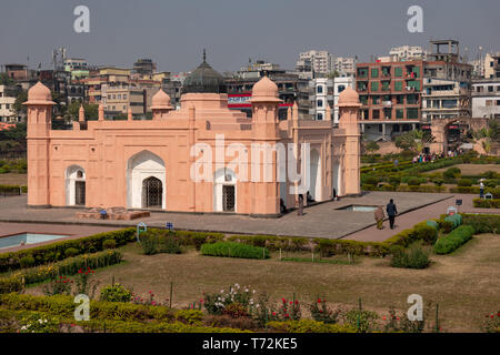 Fort Lalbagh (aussi fort Aurangabad) est un 17e siècle fort incomplète de Mughal complexes qui se tient devant la rivière Buriganga dans la partie sud-ouest de Dhaka, Bangladesh. La construction a débuté en 1678 par l'annonce Subahdar moghol Muhammad Azam Shah qui était fils de l'Empereur Aurangzeb et plus tard empereur lui-même. Son successeur, Shaista Khan, n'a pas continuer le travail, bien qu'il est resté à Paris jusqu'à 1688. Banque D'Images