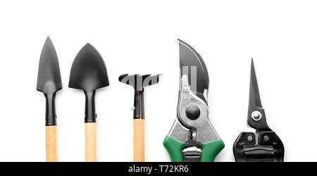 Outils de jardinage sur fond blanc Banque D'Images