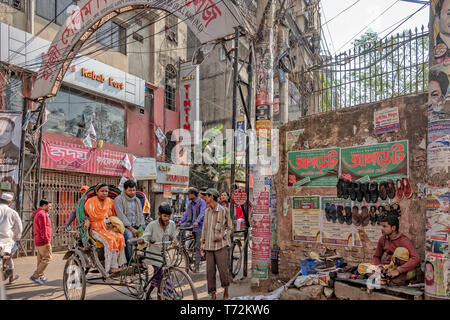 Des scènes de rue d'un pousse-pousse dans le Vieux Dhaka, Bangladesh. Banque D'Images