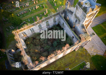 Drone aérien vue de la haute église abandonnée à Lennoxtown Banque D'Images