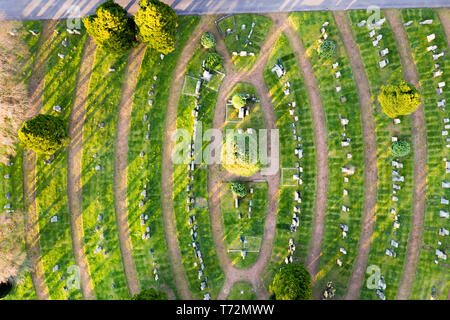 Vue aérienne du cimetière de drone au coucher du soleil avec les ombres et motifs abstraits Banque D'Images