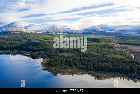 Drone aérien vue sur le Loch Morlich Parc national de Cairngorm Banque D'Images