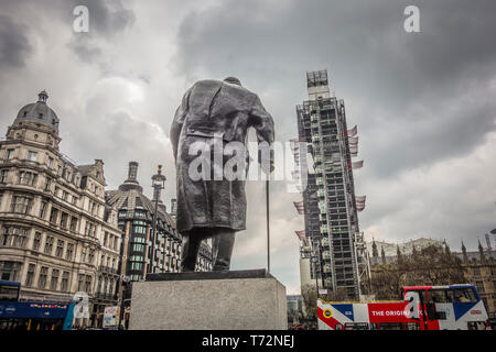 Les échafaudages vers les Maisons du Parlement enveloppant la Tour de la Reine Elizabeth et Big Ben dominé par une statue de Winston Churchill Banque D'Images