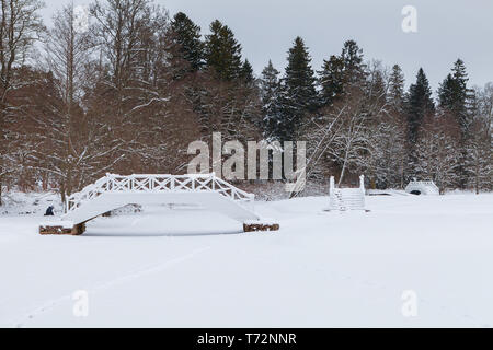 Un vieux manoir en Estonie Vihula, parc de Lahemaa. Belles vues d'hiver avec les ponts et les étangs gelés. Banque D'Images