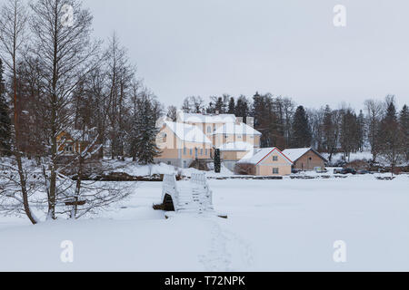 Un vieux manoir en Estonie Vihula, parc de Lahemaa. Belles vues d'hiver avec les ponts et les étangs gelés. Banque D'Images