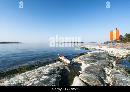 Kayak dans l'archipel d'Espoo, Finlande Banque D'Images