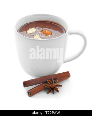 Tasse de chocolat chaud avec des épices et des écrous sur fond blanc Banque D'Images