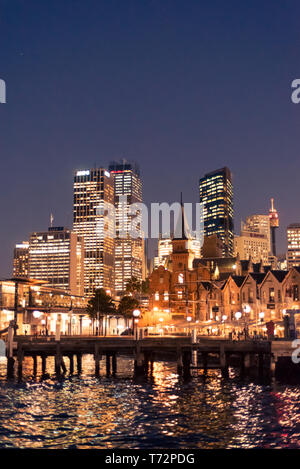 Sydney, Nouvelle Galles du Sud / AUSTRALIE - 13 mai 2016 : un tir vertical de bâtiments à Sydney Harbour lit up at night Banque D'Images