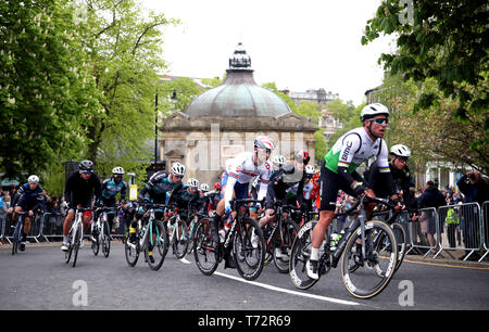 L'équipe de Dimension Data Mark Cavendish (extrême droite) et les cavaliers passer l'historique Royal Pump Room sur le circuit à la Harrogate qui seront utilisés dans les prochains Championnats du Monde UCI durant la phase 2 du Tour de Yorkshire. Banque D'Images