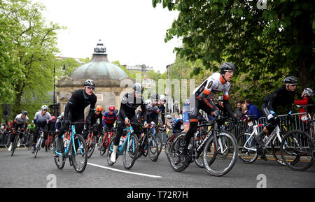 Une vue générale en tant que riders passer l'historique Royal Pump Room sur le circuit à la Harrogate qui seront utilisés dans les prochains Championnats du Monde UCI durant la phase 2 du Tour de Yorkshire. Banque D'Images