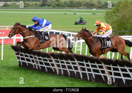 Réservoir et Robert Power (à gauche) le dernier saut pour gagner le Grade 1 Champion Novice Hurdle Alanna Homes pendant quatre jours du Festival à Punchestown de Punchestown, comté de Kildare, Irlande. Banque D'Images