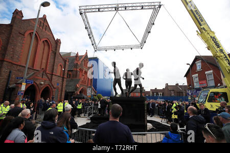 Une statue célébrant l'Everton "Sainte Trinité" - le célèbre trio milieu d'Alan Ball, Howard Kendall et Colin Harvey est officiellement dévoilé à l'extérieur de Goodison Park avant la Premier League match à Goodison Park, Liverpool. Banque D'Images