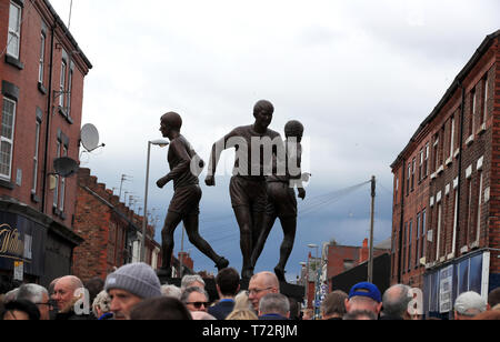 Une statue célébrant l'Everton "Sainte Trinité" - le célèbre trio milieu d'Alan Ball, Howard Kendall et Colin Harvey est officiellement dévoilé à l'extérieur de Goodison Park avant la Premier League match à Goodison Park, Liverpool. Banque D'Images