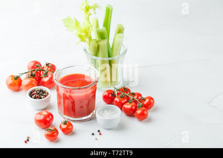 Verre de jus de tomate et céleri tiges Banque D'Images