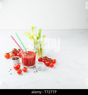 Verre de jus de tomate et céleri tiges Banque D'Images