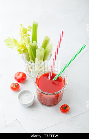 Verre de jus de tomate et céleri tiges Banque D'Images