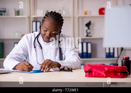 Femme noire à un médecin travaillant à l'établissement Banque D'Images