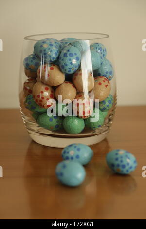 Les oeufs de Pâques en chocolat dans un verre Banque D'Images