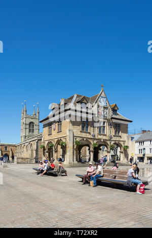 17e siècle le Guildhall (Croix) Beurre et St John the Baptist Church, Place de la Cathédrale, Peterborough, Cambridgeshire, Angleterre, Royaume-Uni Banque D'Images