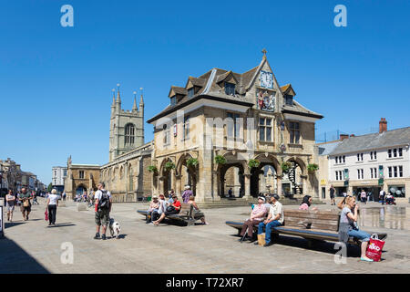 17e siècle le Guildhall (Croix) Beurre et St John the Baptist Church, Place de la Cathédrale, Peterborough, Cambridgeshire, Angleterre, Royaume-Uni Banque D'Images