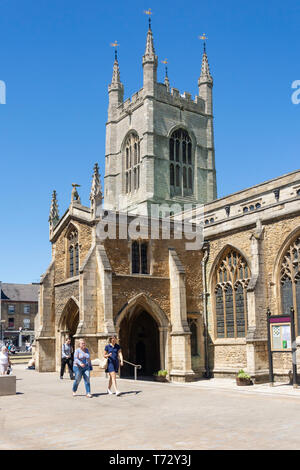 Entrée privée et la Tour de Saint Jean l'Église baptiste, Church Street, Peterborough (Cambridgeshire, Angleterre, Royaume-Uni Banque D'Images