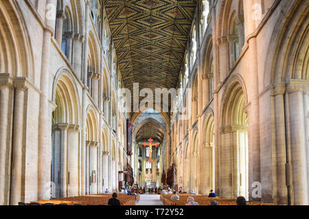 Nef de l'intérieur et de l'autel, la cathédrale de Peterborough, à Peterborough, Cambridgeshire, Angleterre, Royaume-Uni Banque D'Images