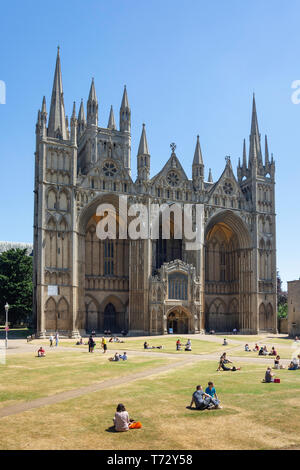 Avant de l'ouest, la cathédrale de Peterborough, à Peterborough, Cambridgeshire, Angleterre, Royaume-Uni Banque D'Images