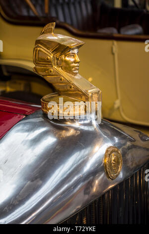 1930 Minerva AL Coupe Ostruck hood ornament / bouchon de radiateur / classic car mascot à Autoworld, musée de l'automobile à Bruxelles, Belgique Banque D'Images