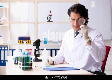 Beau jeune chimiste dans le laboratoire Banque D'Images