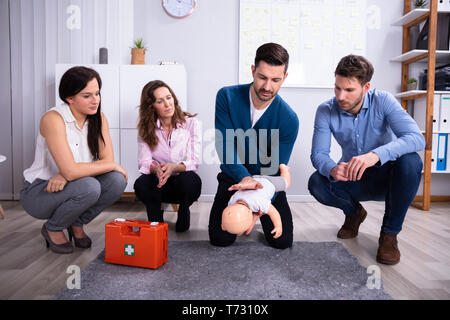 D'enfant à l'aide de spécialiste pour donner de la formation aux collègues Banque D'Images