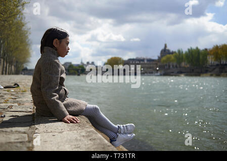 Cute Asian girl s'amusant le long de la Seine à Paris dans le soleil d'été Banque D'Images