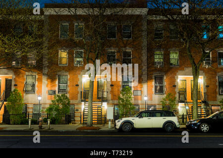 Calme et sereine nuit scène montrant un vide et rue calme à New York quartier de Harlem Banque D'Images