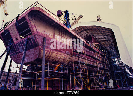 Swan Hunter Wallsend Ship Yard HMS Coventry en construction 1985 HMS Coventry était une frégate Type 22 de la Royal Navy. Elle devait être à l'origine du nom de Boadicea mais a été nommé en l'honneur de la Coventry Coventry précédent, un type 42 destroyer coulé dans la guerre des Malouines. Service suivant dans la Marine royale, elle a été vendue à la marine roumaine en 2003 Banque D'Images