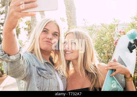 Cheerful couple heureux de personnes filles ami prendre photo selfies smiling et profiter de l'amitié - belles jeunes femmes ensemble - tendance moderne Banque D'Images