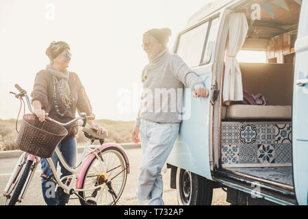 Les gens heureux couple d'âge senior sourire et profiter des services et activité de loisirs avec vintage bike et van pour les vacances d'conc Banque D'Images