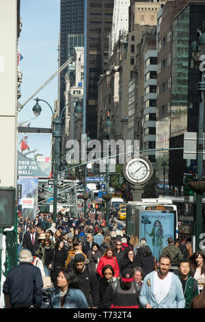 La foule à l'heure du déjeuner, Cinquième avenue midtown Manhattan NEW YORK USA Banque D'Images