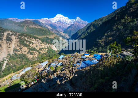 La vue étonnante de Landruk. village sur le chemin de l'Annapurna base camp trekking montagne Annapurna visualisation lointains. au Népal Banque D'Images