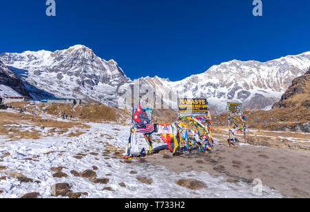 Entrée du camp de base de l'Annapurna avec les drapeaux des différents pays au Népal Banque D'Images