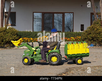 Little boy playing with toy-tracteur Banque D'Images