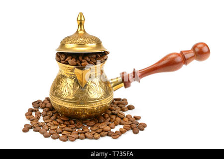 Cafetière et café en grains isolé sur fond blanc Banque D'Images