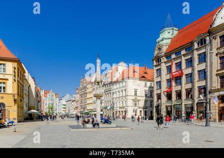 Wroclaw, province de la Basse-Silésie, Pologne. Place du marché avec pilori dans le centre et le centre commercial 'Feniks', 'l'origine Gebruder Barash' (1904) Banque D'Images