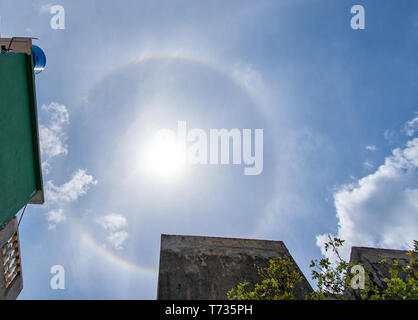 Santa Clara, Cuba. Mai 03, 2019 : Un halo solaire visible dans le ciel à 13:32:25 Cuba temps Banque D'Images