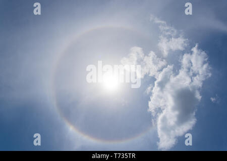 Santa Clara, Cuba. Mai 03, 2019 : Un halo solaire visible dans le ciel à 13:27:32 Cuba temps Banque D'Images