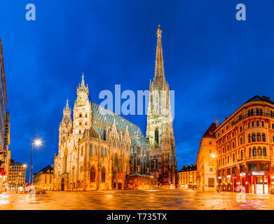 Vienne, Autriche, Europe : la cathédrale Saint-Étienne ou Stephansdom, Stephansplatz tôt le matin. Banque D'Images