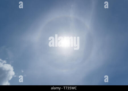 Santa Clara, Cuba. Mai 03, 2019 : Un halo solaire visible dans le ciel à 13:42:24 Cuba temps Banque D'Images