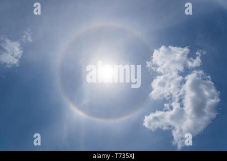 Santa Clara, Cuba. Mai 03, 2019 : Un halo solaire visible dans le ciel à 13:29:51 Cuba temps Banque D'Images