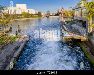 Bydgoszcz, Kuyavian-province de Poméranie, Pologne. Vue sur rivière Brda avec le bâtiment de la marina et de la chambre de l'Opéra. Banque D'Images