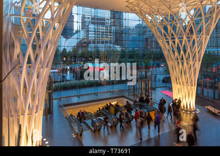 Entrée DU MÉTRO WORLD TRADE CENTER Westfield Shopping Mall (©SANTIAGO CALATRAVA 2016)LE CENTRE-VILLE DE MANHATTAN NEW YORK USA Banque D'Images